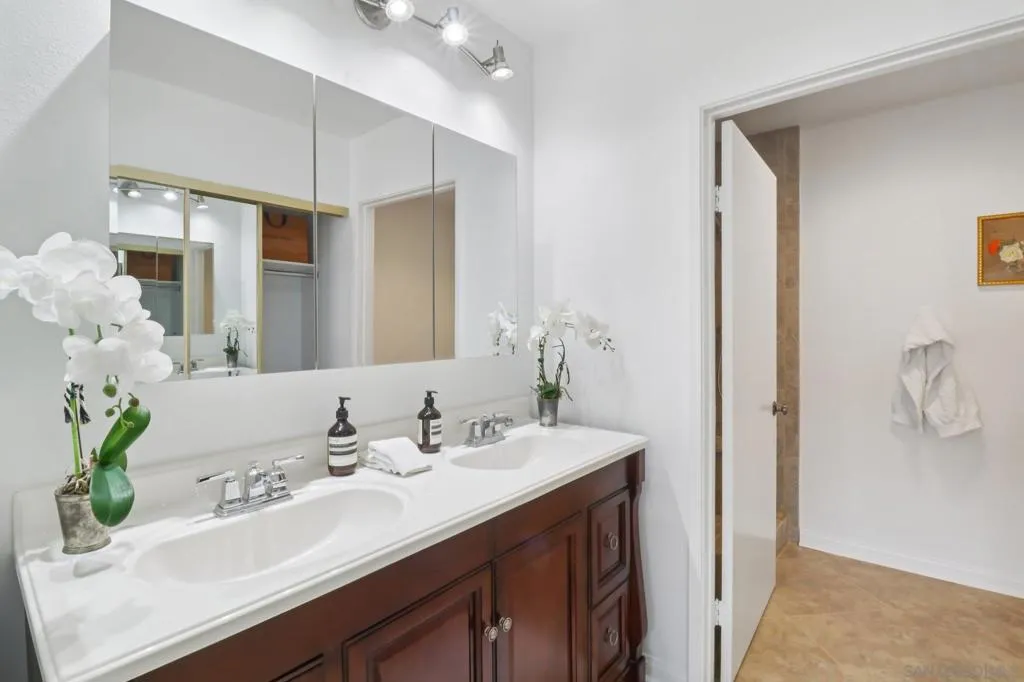 La Jolla, California 92037, United States, 2 Bedrooms Bedrooms, ,3 BathroomsBathrooms,Residential,Pending,181688