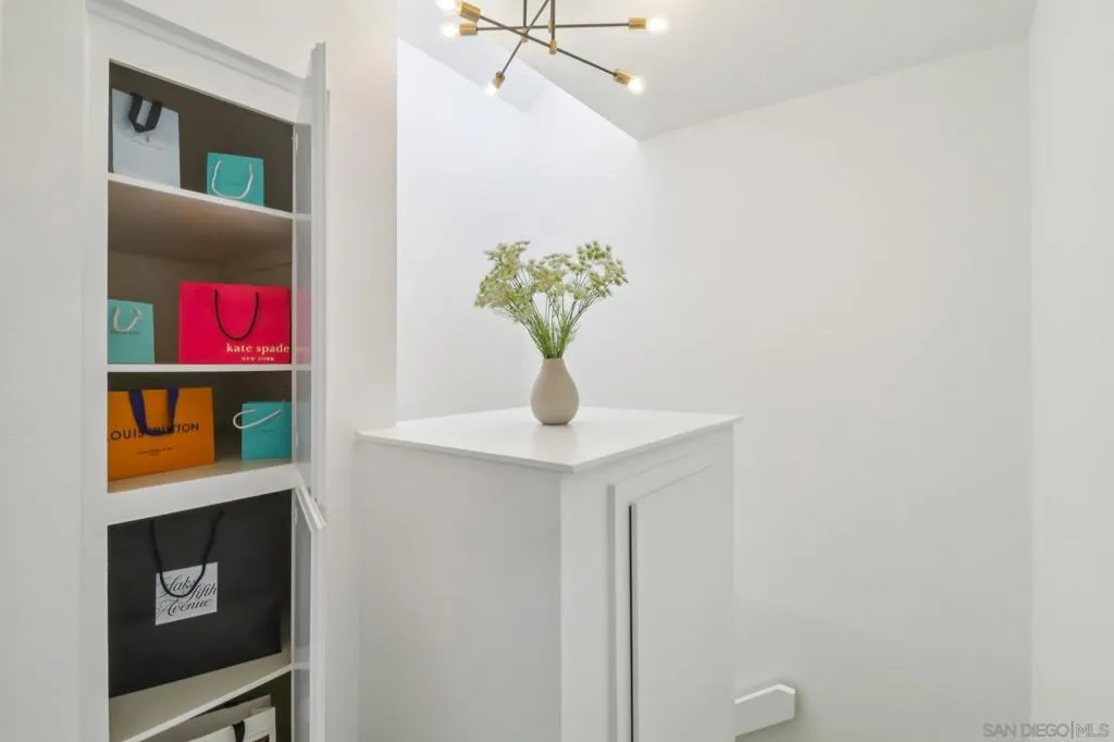 La Jolla, California 92037, United States, 2 Bedrooms Bedrooms, ,3 BathroomsBathrooms,Residential,Pending,181688