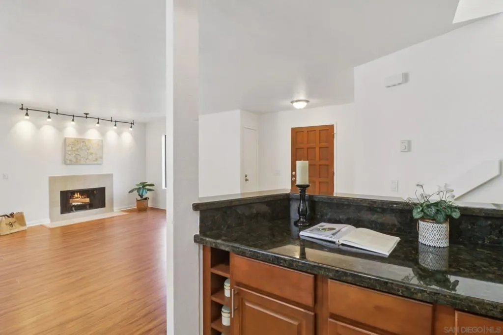 La Jolla, California 92037, United States, 2 Bedrooms Bedrooms, ,3 BathroomsBathrooms,Residential,Pending,181688