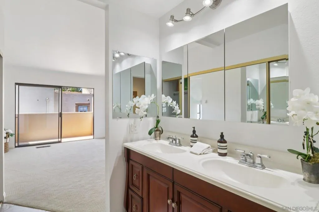 La Jolla, California 92037, United States, 2 Bedrooms Bedrooms, ,3 BathroomsBathrooms,Residential,Pending,181688