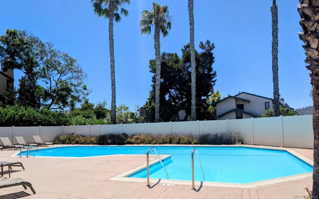 La Jolla, California 92037, United States, 2 Bedrooms Bedrooms, ,3 BathroomsBathrooms,Residential,Pending,181688