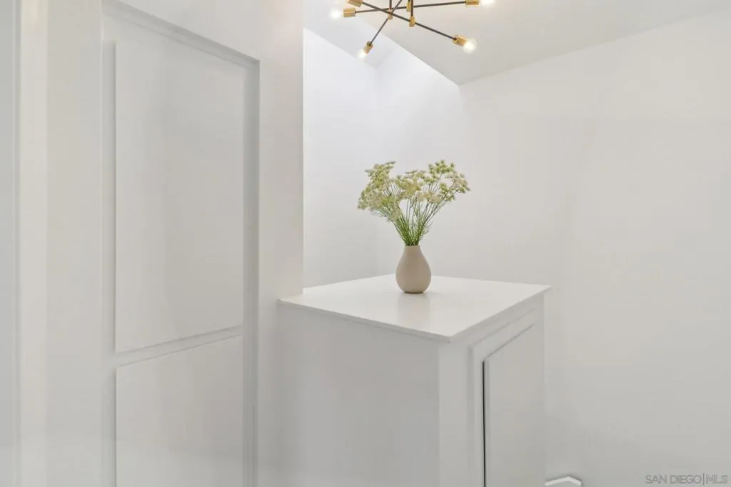 La Jolla, California 92037, United States, 2 Bedrooms Bedrooms, ,3 BathroomsBathrooms,Residential,Pending,181688