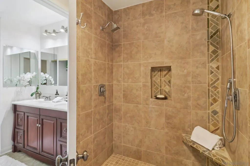 La Jolla, California 92037, United States, 2 Bedrooms Bedrooms, ,3 BathroomsBathrooms,Residential,Pending,181688