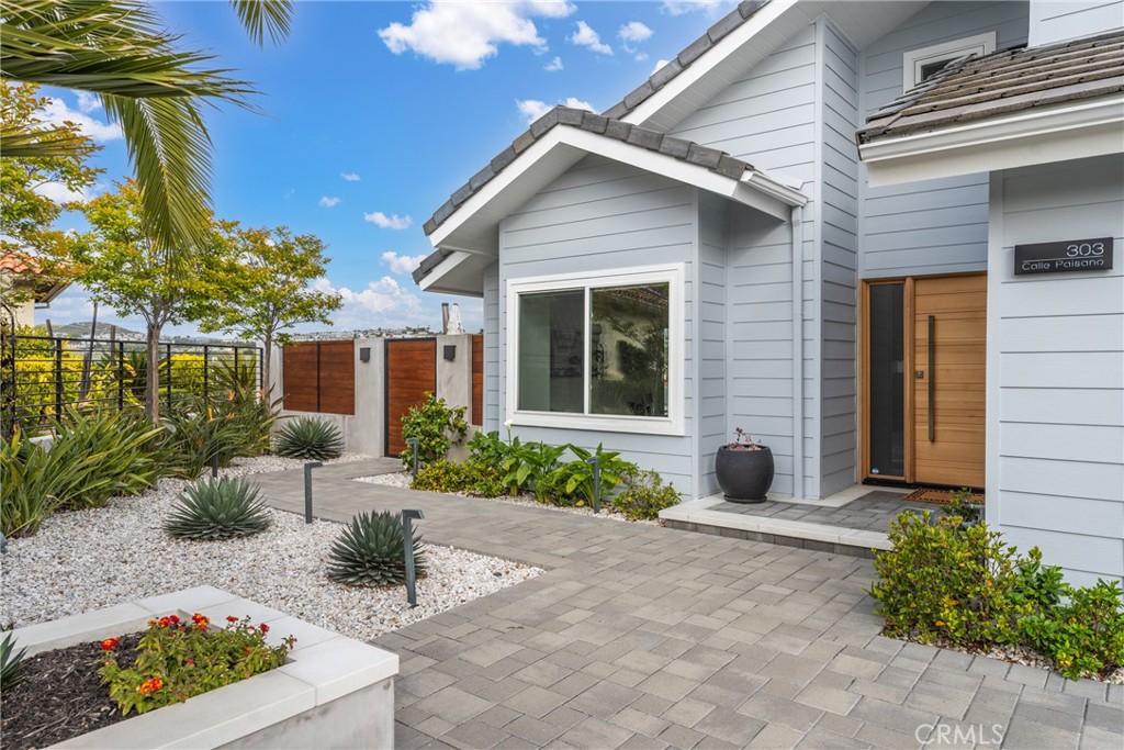303 Calle Paisano