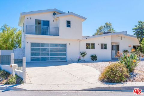 Photo of 4715 Burgundy Road, Woodland Hills, CA 91364 (MLS # 26690551)