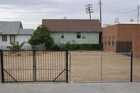 Photo of 329 S San Joaquin St, Stockton, CA 95203 (MLS # DW26053381)