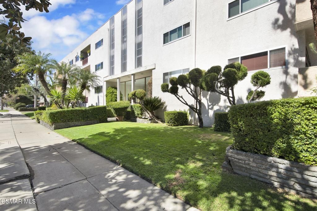 Photo of 12955 Riverside Drive #307, Sherman Oaks, CA 91423 (MLS # 226001215)