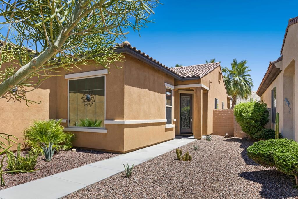 81526 Avenida Viesca