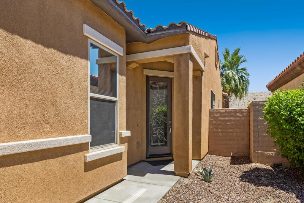 81526 Avenida Viesca