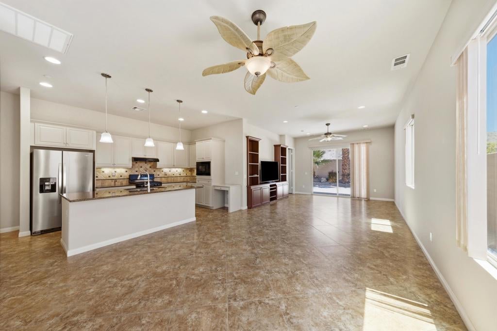 81526 Avenida Viesca