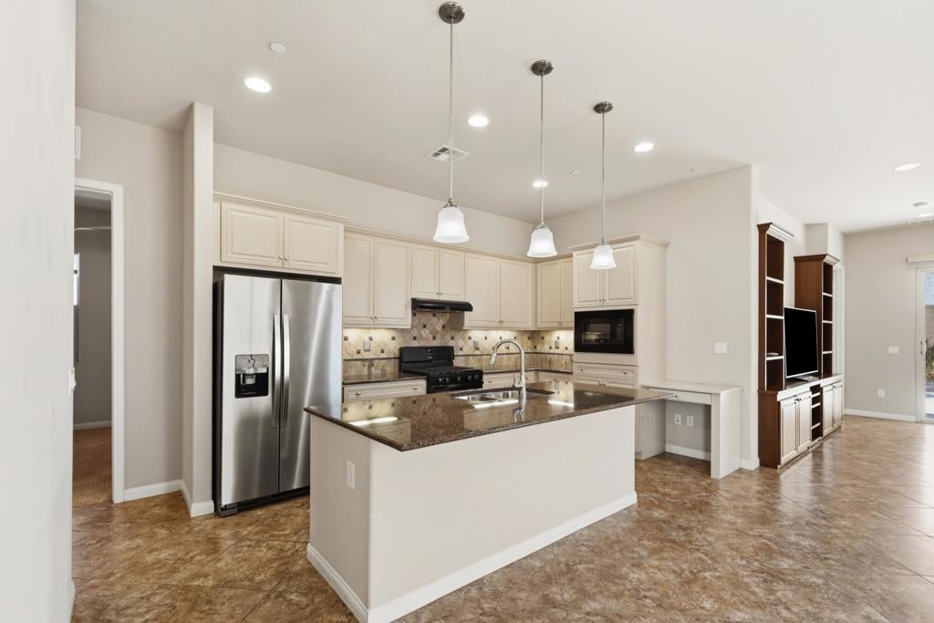81526 Avenida Viesca