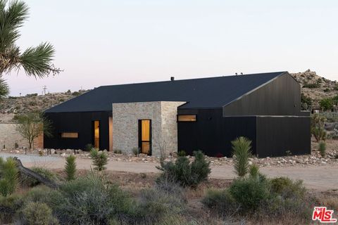 Photo of 5047 Brisbane Avenue, Yucca Valley, CA 92284 (MLS # 26829261)
