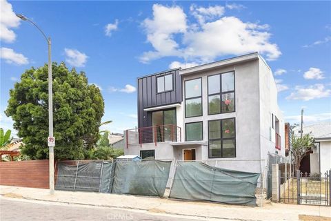 Photo of 664 Indiana Avenue, Venice, CA 90291 (MLS # OC25184261)