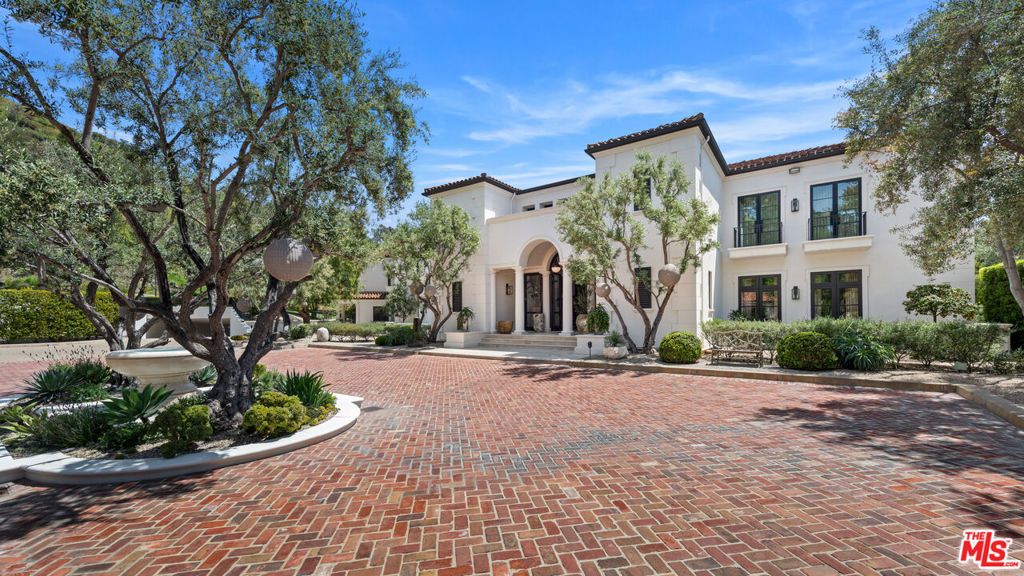 Photo of 9904 Kip Drive, Beverly Hills, CA 90210 (MLS # 25555899)