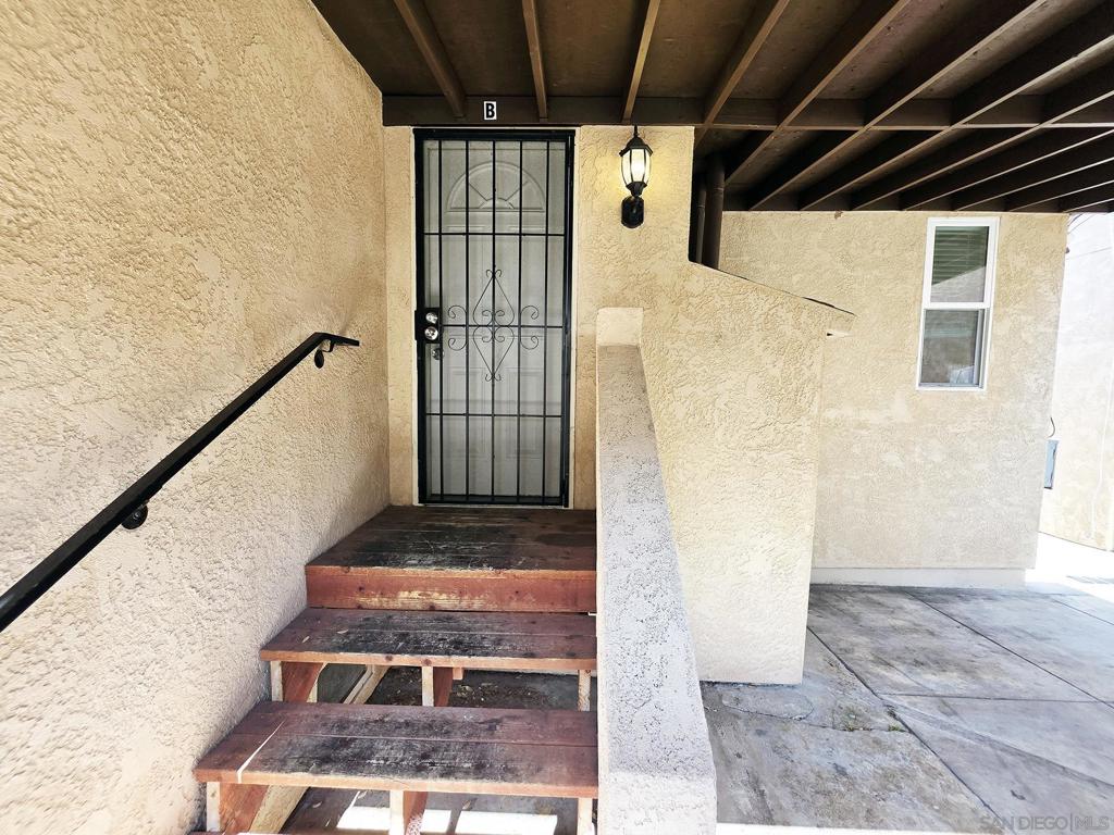 Freshly painted 2 BR / 2 BA house in 92115.  This two level unit offers 2 gated off street parking spaces, in unit washer & dryer, vinyl flooring throughout.  Quartz countertops in kitchen.  Large storage closet.  Close to all that mid-city has to offer - Copley Price YMCA, restaurants, bars & freeways.