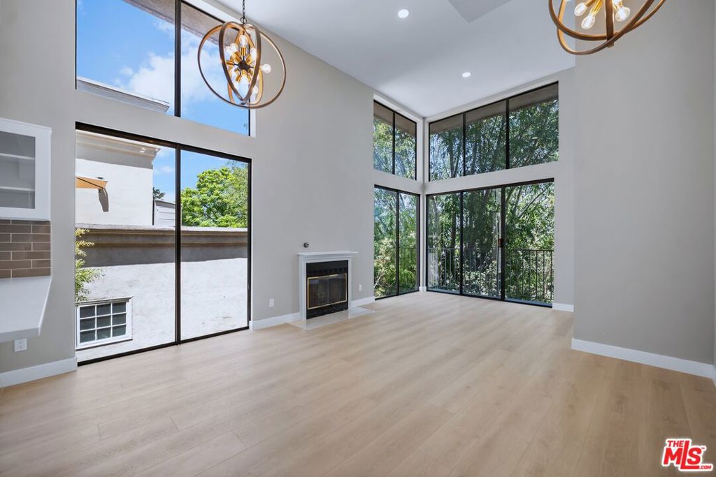 869 S Wooster Street 301, Los Angeles CA 90035