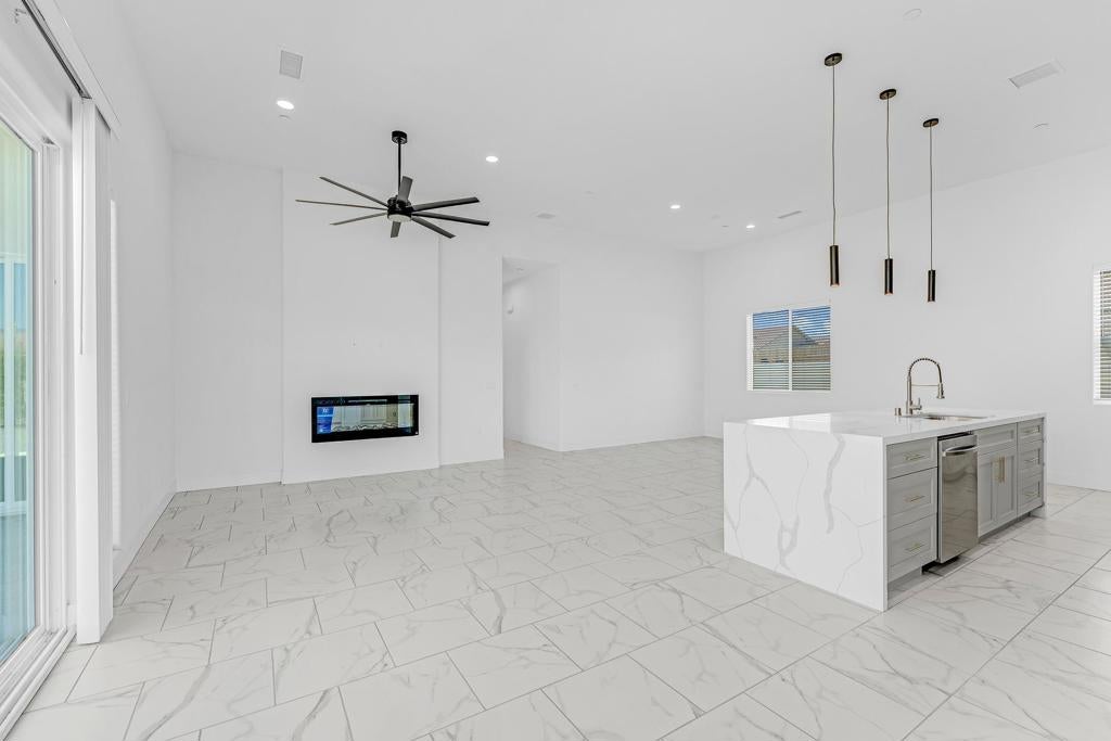 15480 Avenida Rambla
