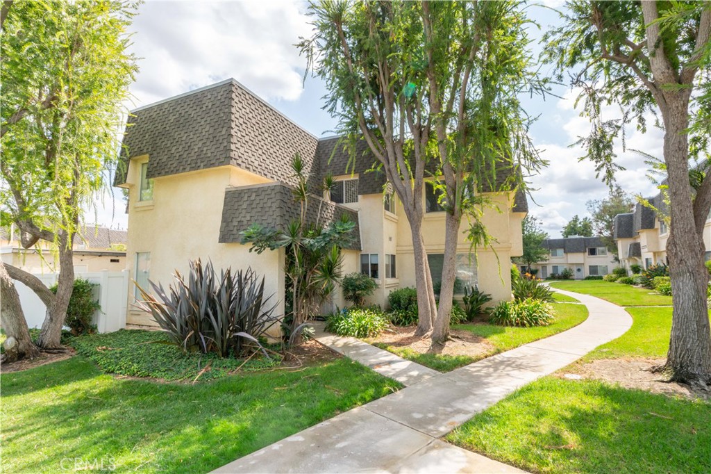 19036 Kittridge Street 1