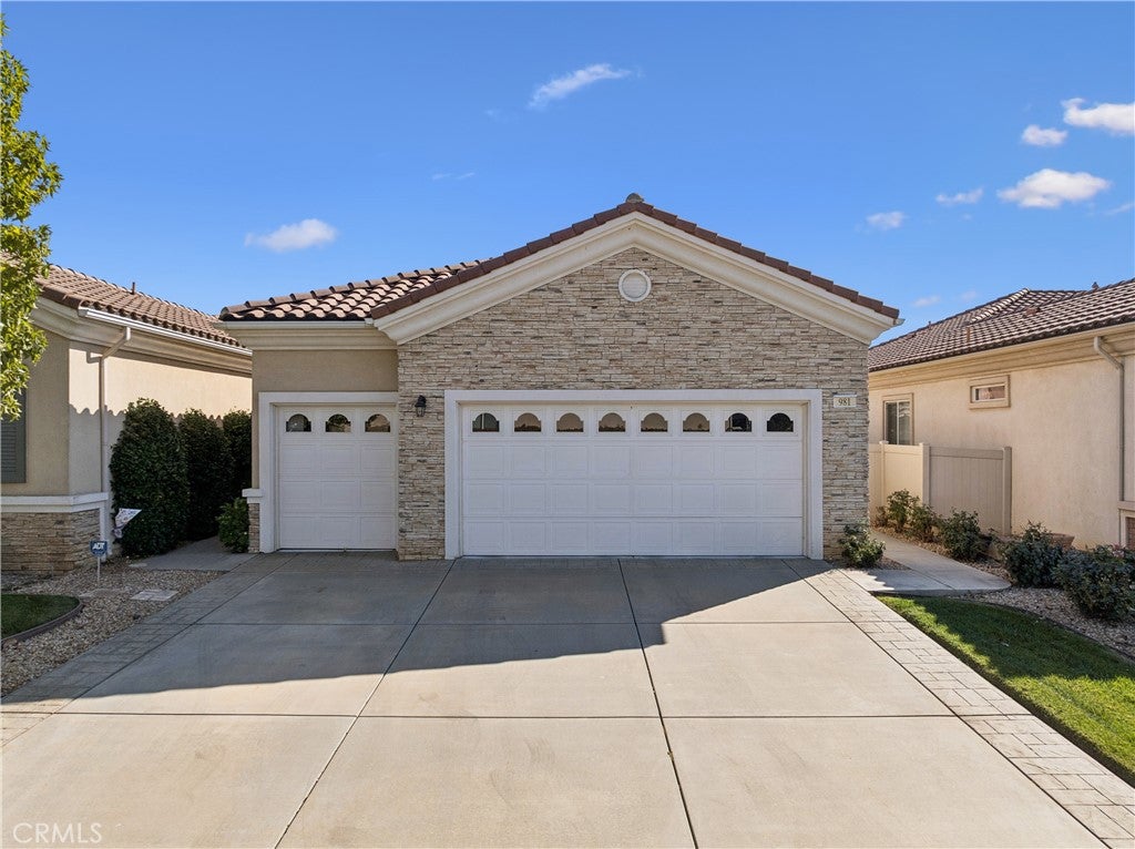 981 Hidden Oaks