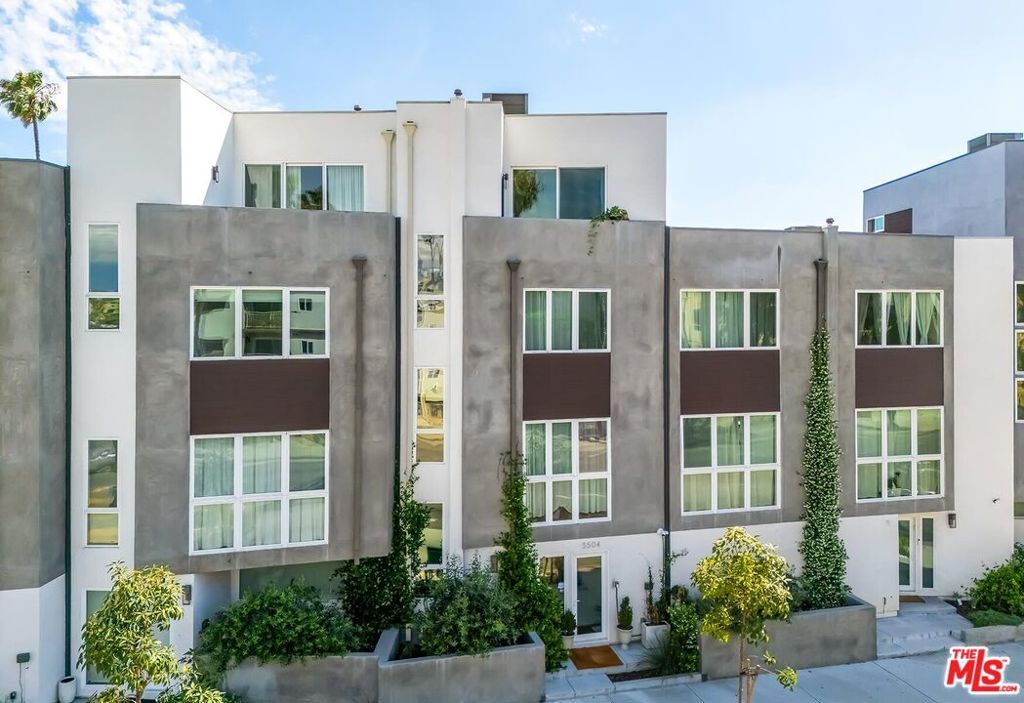 Photo of 5504 W Olympic Boulevard, Los Angeles, CA 90036 (MLS # 26682179)