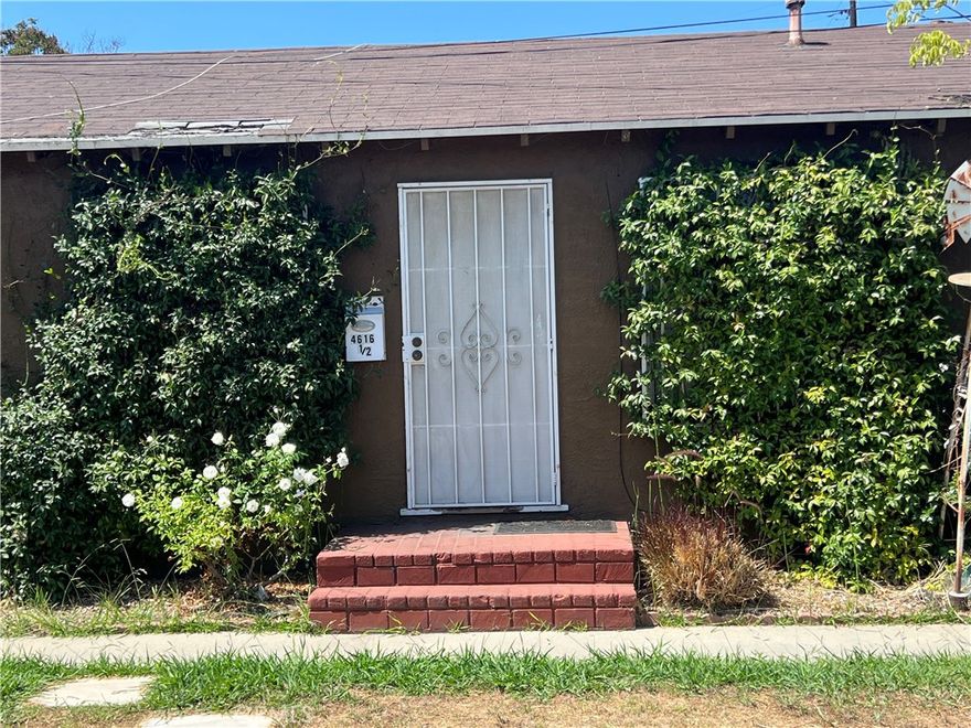 “A rare find! This cozy bungalow is conveniently located near restaurants, short distance drive to Intuit Dome, Sofi Stadium, and Kia Forum.  Easy freeway access. Even better—rent includes all utilities, which is hard to come by these days!” That's not all it's also 7 to 8 minutes away- 2 miles  from Intuit Dome and  about 10 minutes away- 3 miles away from Sofi Stadium.  Excelltent location to a lot of places that you will enjoy to go to.