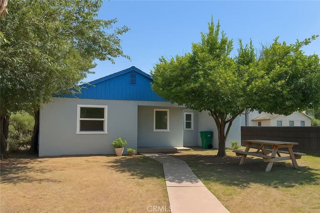 Welcome to this 2-bedroom, 1-bathroom single-family home nestled on a generous 0.26-acre lot in the heart of San Bernardino. Built in 1947, this 721 sq ft home offers vintage charm with the potential to customize or expand.
Enjoy the outdoors with a large fenced yard—ideal for entertaining, gardening, pets, or even building an ADU (Accessory Dwelling Unit). The oversized lot provides endless possibilities for expansion or redevelopment.
Located in a quiet neighborhood with easy access to local schools, shopping, and major freeways, this home sits in a growing area with strong rental potential.
Don’t miss your chance to own this hidden gem with room to grow!