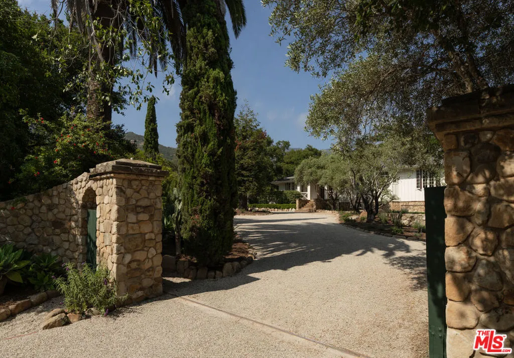 Santa Barbara, California 93108, United States, 4 Bedrooms Bedrooms, ,8 BathroomsBathrooms,Residential,Pending,176283