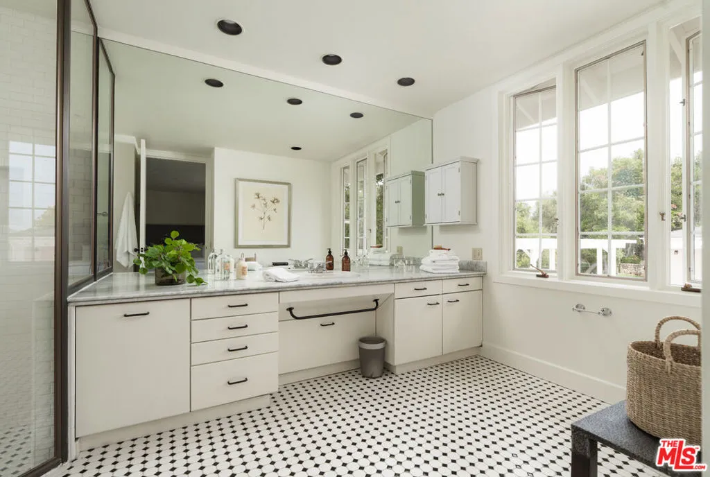 Santa Barbara, California 93108, United States, 4 Bedrooms Bedrooms, ,8 BathroomsBathrooms,Residential,Pending,176283