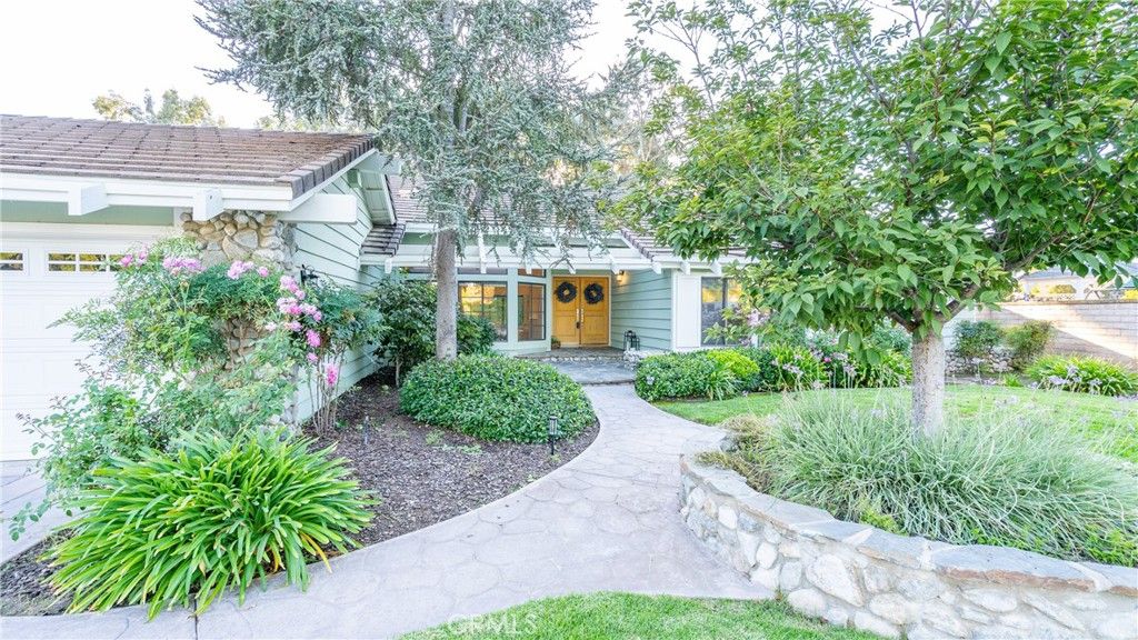 Photo of 304 Chelan Ct, Simi Valley, CA 93065 (MLS # SR25222828)