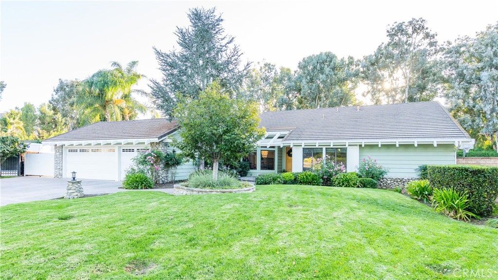 Photo of 304 Chelan Ct, Simi Valley, CA 93065 (MLS # SR25222828)