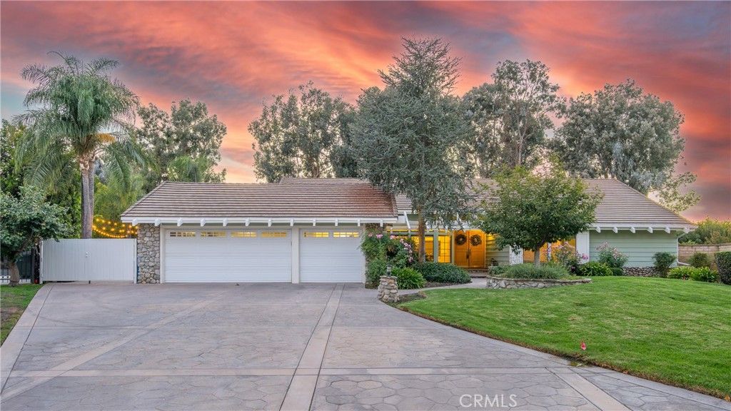 Photo of 304 Chelan Ct, Simi Valley, CA 93065 (MLS # SR25222828)