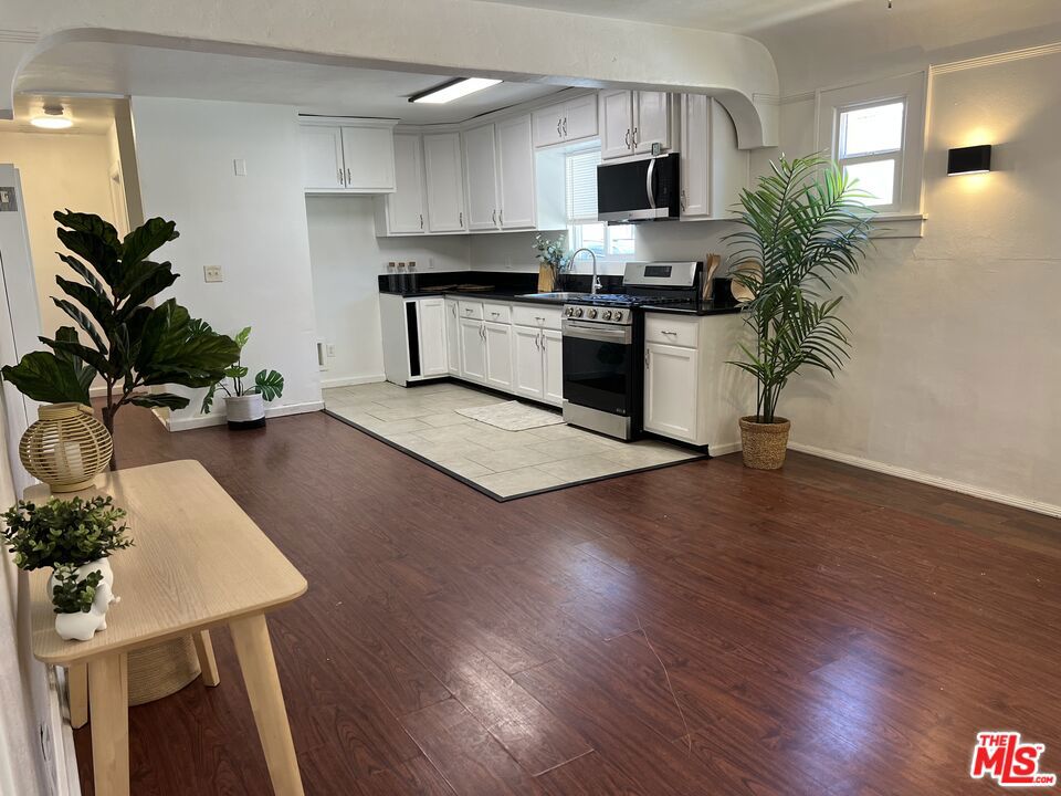6055 7th Avenue, Los Angeles CA 90043