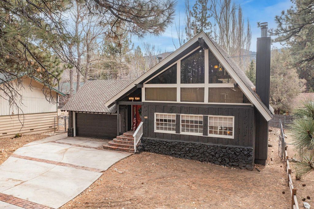 Photo of 43151 Sheephorn Road, Big Bear, CA 92315 (MLS # 219143394PS)