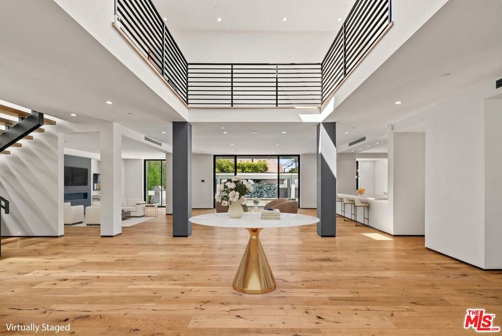 Photo of 6115 W 6th Street, Los Angeles, CA 90048 (MLS # 26841803)