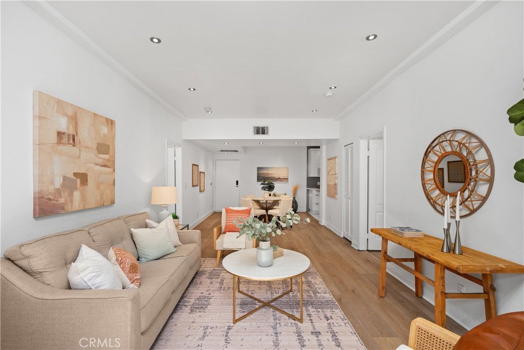 828 N Hudson Avenue 106