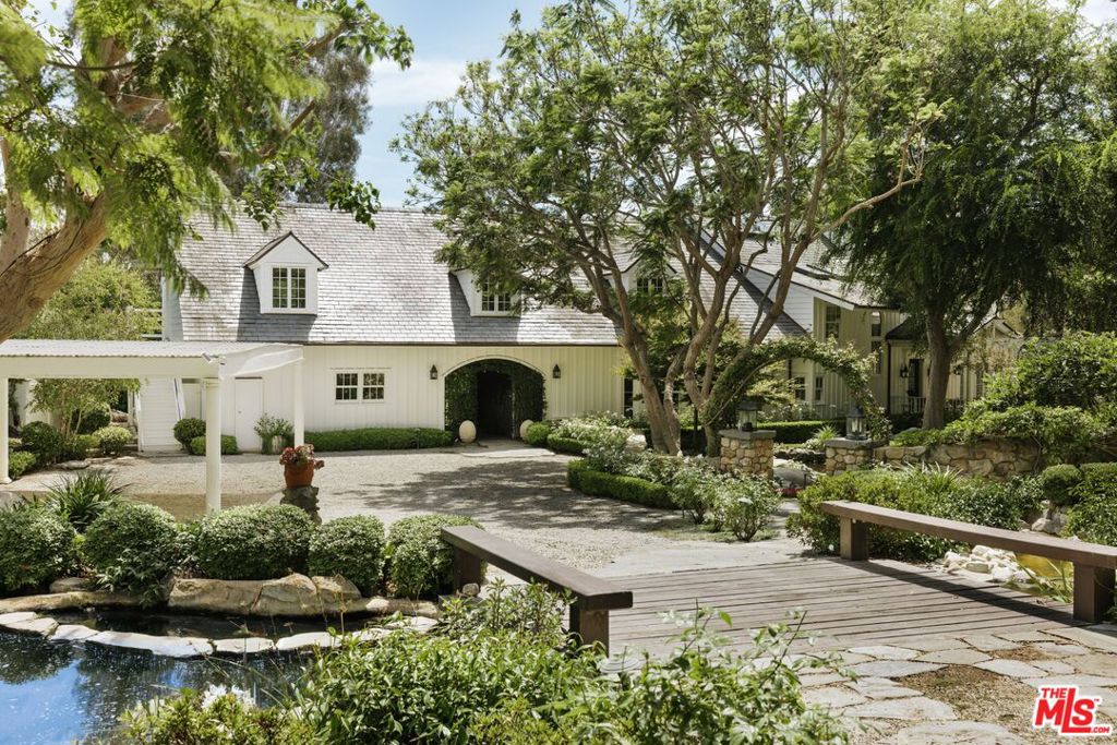 6825 Zumirez Drive