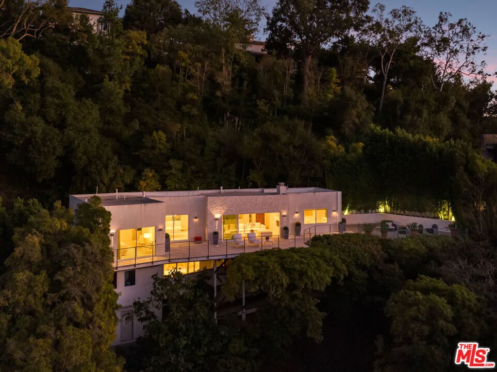 Photo of 9422 Readcrest Drive, Beverly Hills, CA 90210 (MLS # 25613935)