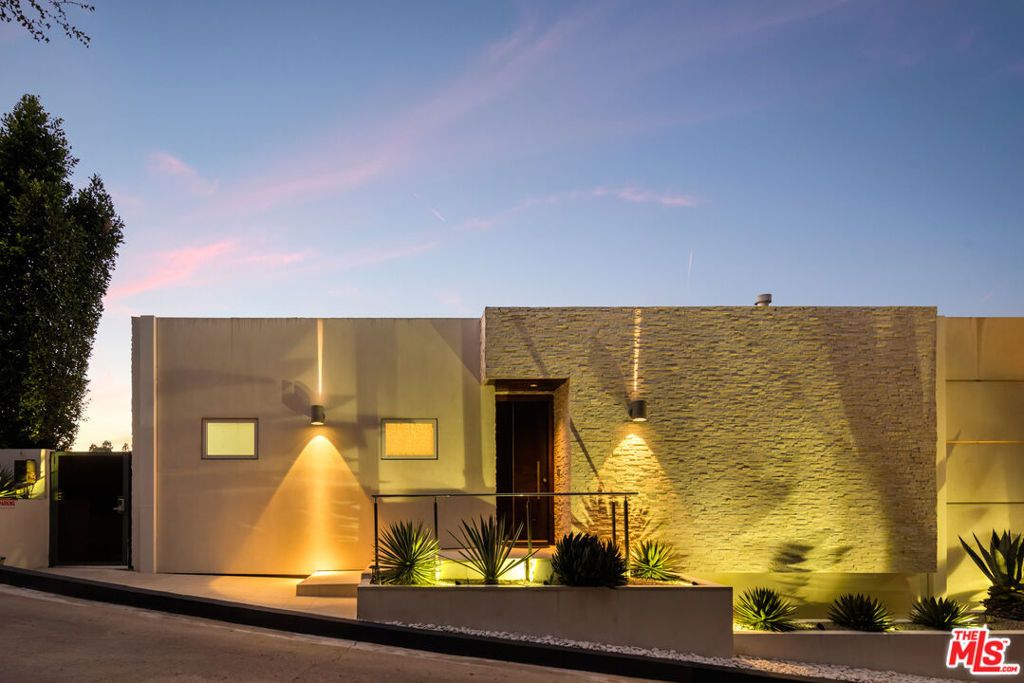 Photo of 9422 Readcrest Drive, Beverly Hills, CA 90210 (MLS # 25613935)