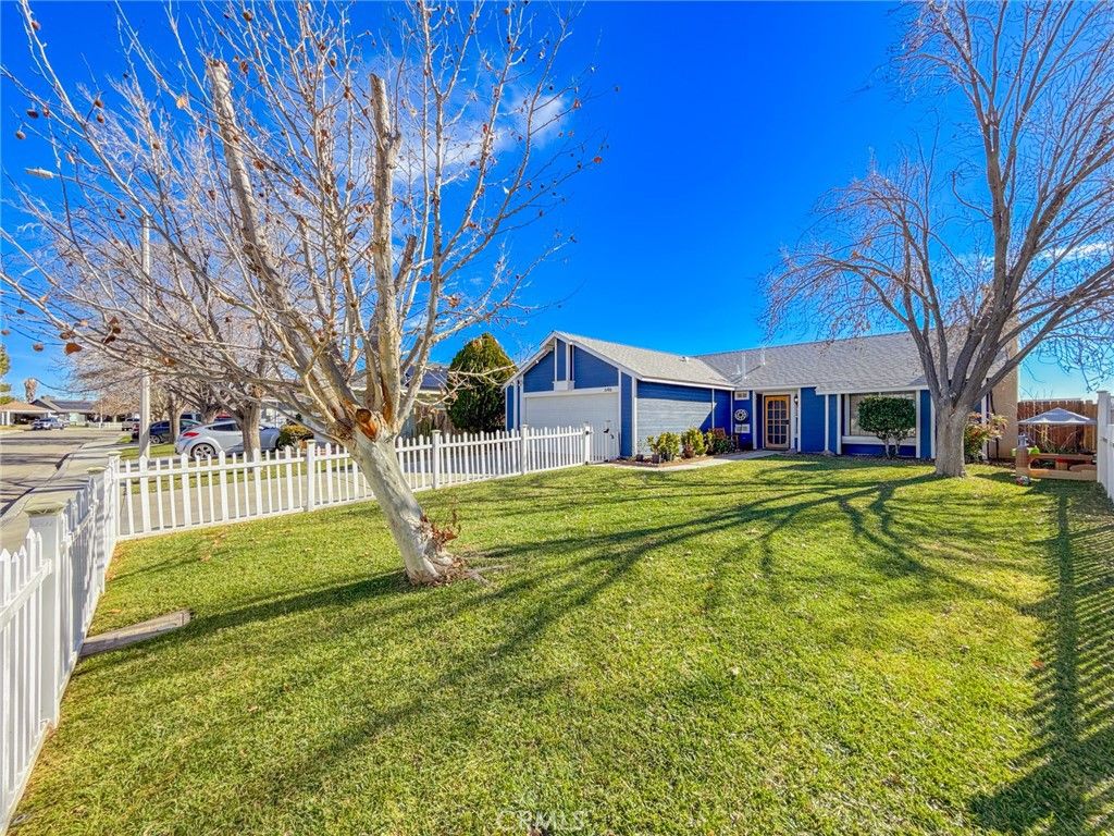 Photo of 646 Twinberry Lane Ln, Lancaster, CA 93534 (MLS # SR26010298)