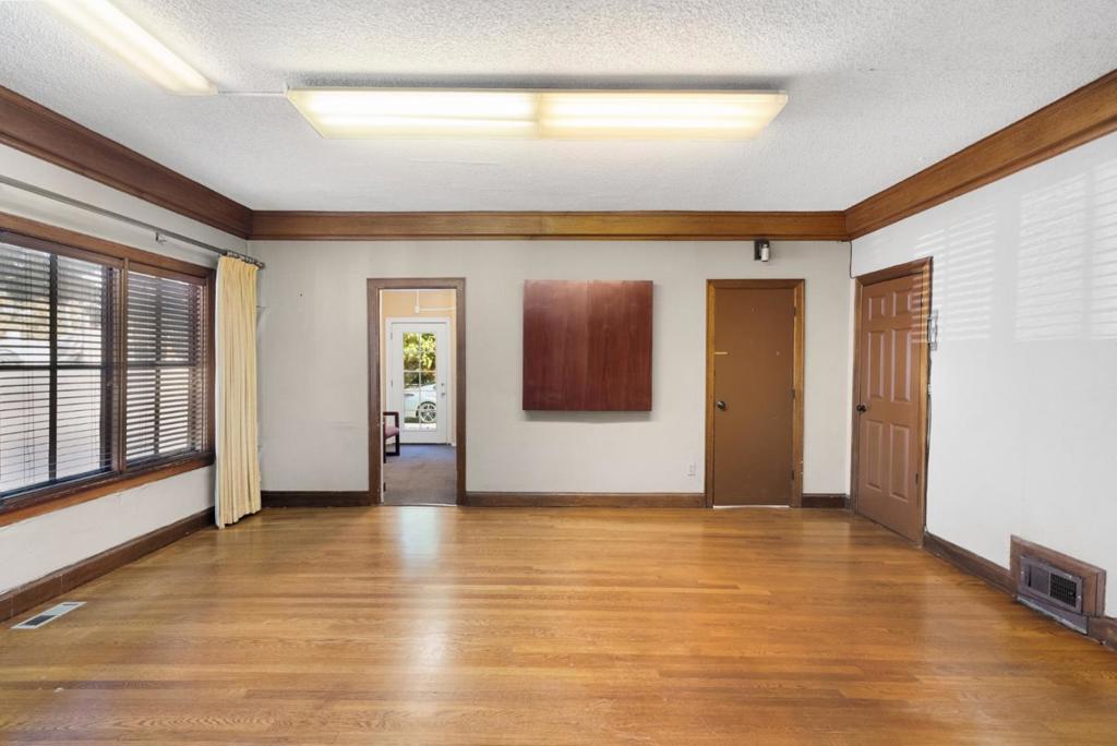 2136 The Alameda