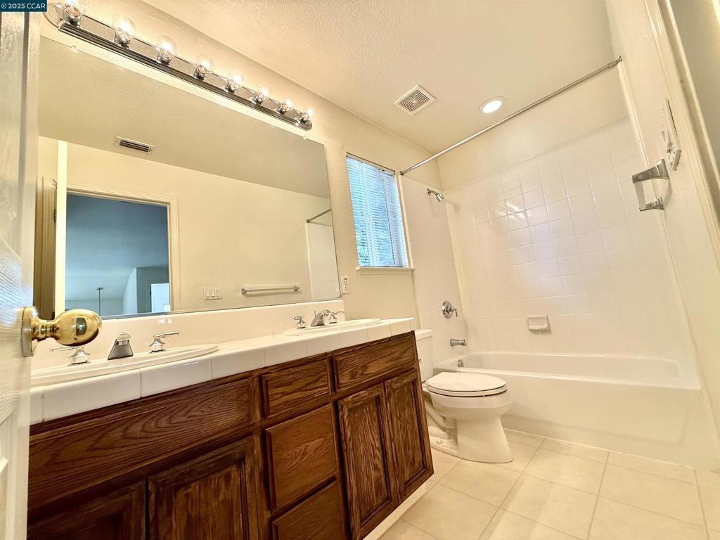 VILLAGE SQUARE - Residential