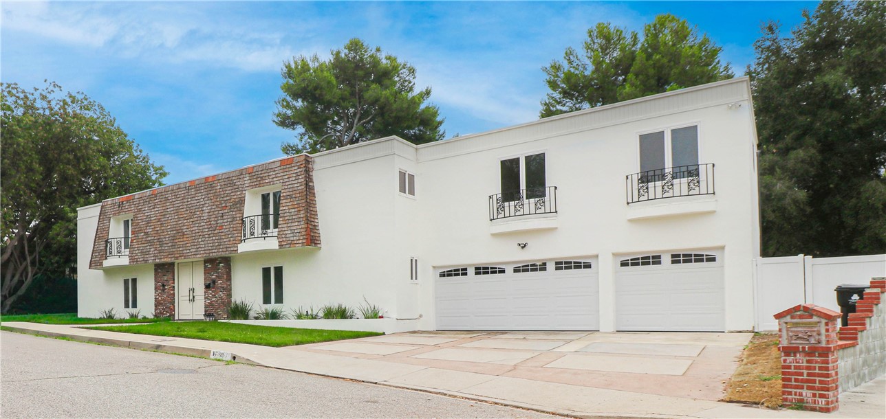 Brentwood estate VIEW property situated in prestigious Bel Air Knolls subdivision off of world famous Mulholland Drive in a very quiet safe neighborhood right next to award-winning Roscomare elementary school, Steven S. Wise Temple, Mirman, Buckley, Curtis and and Bel Air, Presbyterian Church and preschool. Minutes away from UCLA, Westwood, Getty, Beverly Hills, Century City and Ventura Boulevard. Beautiful curb appeal with double entry doors that open up to a tall ceiling entryway with beautiful chandelier and WOW factor!!
Leading to the gorgeous state of the art entertainers/chef’s kitchen with huge island and designer appliances, a huge family room with views and a working fireplace.
A huge separate living and dining room with views of its own and fireplace perfect for entertainment with access to the backyard and kitchen.
Upstairs the huge master sanctuary has a sitting area with fireplace and huge usable balcony with gorgeous views, a spa like bathroom with shower tub, double vanities and a large walk-in closet.
There are three more generously sized bedrooms upstairs with ample closets .
One bedroom has its en/suite full bathroom and the other two bedrooms share a bathroom with double vanities and shower .
The fifth bedroom with its own beautiful full bathroom is downstairs that can be used as a guest or office space .
**HUGE BONUS room upstairs with its own entrance off the family room with gorgeous views that can be used as a rec room, playroom, office or theater.
Huge pool and spa on a grassy yard with views of the Santa Monica Mountain perfect for birthday parties and entertaining with access from the kitchen, family and dining rooms through gorgeous sliding doors.
3 car garage with plenty of ample unrestricted street parking perfect for big events and parties
Washer dryer hook up downstairs with an extra refrigerator.