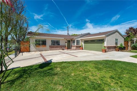 Photo of 2041 Lupin Street, Simi Valley, CA 93065 (MLS # SR26067367)