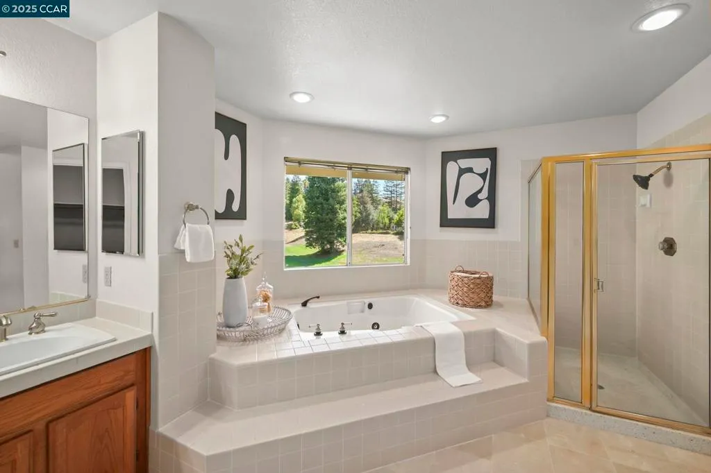 San Ramon, California 94582, United States, 4 Bedrooms Bedrooms, ,3 BathroomsBathrooms,Residential,Active,206810