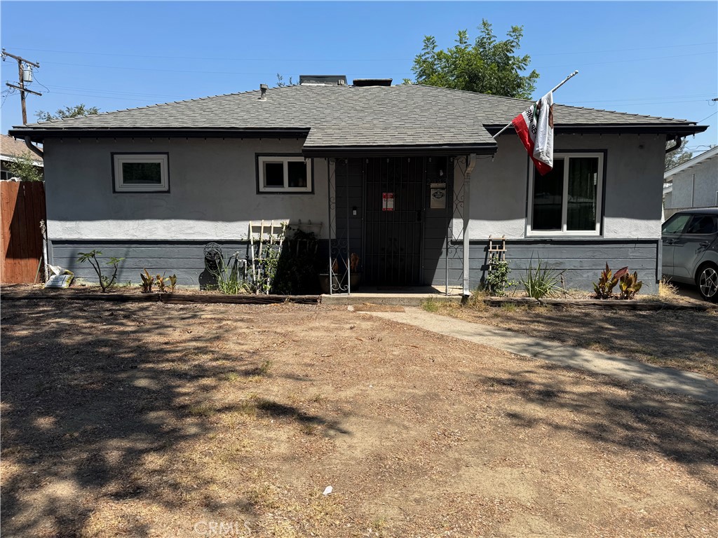 Single Story Home with an EXTRA-Large Backyard!! NO HOA FEES... LOW Taxes * GREAT Floor-Plan Offering 1074sqft with 2 Bedrooms, Separate Office or Play Room for the Kids (could be a 3rd Bedroom * SUPER-SIZED Living Room with BEAUTIFUL WOOD LAMINATE Flooring *This home is PERFECT for Family Gatherings * * Gorgeous Kitchen with QUARTZ Counters, beautiful Cabinetry, STAINLESS STEEL APPLIANCES * Breakfast Nook to Enjoy Your Morning Coffee * GIANT Backyard with Patio has Plenty of Room for the Kids to Play or add your CUSTOM POOL * Beautiful WOOD LAMINATE Flooring Throughout, Designer Fixtures, Stainless Steel Appliances, nice Bathroom with Custom Tiled Shower & MUCH MORE * Two Nicely Appointed Bedrooms & Separate Office/Play Room has a Closet which can be used as a 3rd Bedroom * INDOOR LAUNDRY ROOM * 1 Car Detached Garage with LONG Driveway * Close to Schools, Shopping, Dining/Restaurants, Parks, Golf Course and EZ Freeway Access *New HVAC system * SELLER MOTIVATED 1031 exchange, she has her offer in on her new home! *GREAT STARTER HOME!