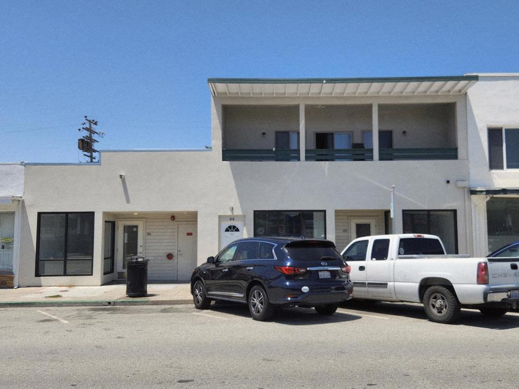 Incredible opportunity: 2 commercial units (vacant) + 1 residential unit (occupied), in mixed use / commercial building on busy 37th Avenue in San Mateo. Meticulous recent renovation has made the commercial spaces ready for various tenant adaption and usages. Property previously was home to a flower shop and a sandwich shop. Residential unit is a 2 bedroom 2.5 bath with in-unit washer/dryer and two patios, fully renovated. Back of property has two enclosed patios, accessible via stairs from residential unit, both commercial units, and common service corridor. The location adjacent to El Camino Real on a busy neighborhood main street offers a myriad of uses. Bring your vision, your architect, and explore two spacious, ready-to-occupy units with amazing frontage and foot traffic. Residential unit has been meticulously updated with all new bathrooms, kitchen, flooring, lighting, appliances, washer/dryer, heating, and more, making it a perfect pied-a-terre or owner-operator residence. Residential unit is tenant occupied. Numbers listed are a combination of actual costs and pro forma numbers, please review disclosures and additional information.