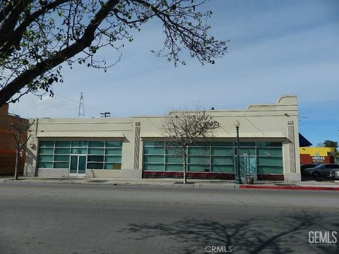 Photo of 1124 Baker St, Bakersfield, CA 93305 (MLS # SR26038549)