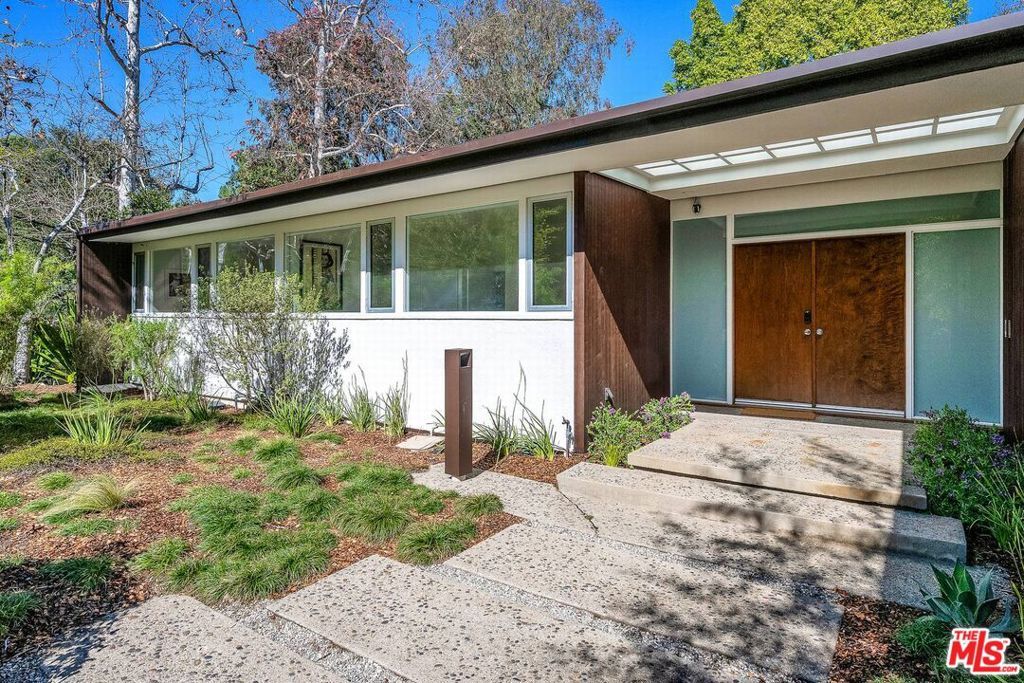 Photo of 3700 Hayvenhurst Avenue, Encino, CA 91436 (MLS # 26646853)