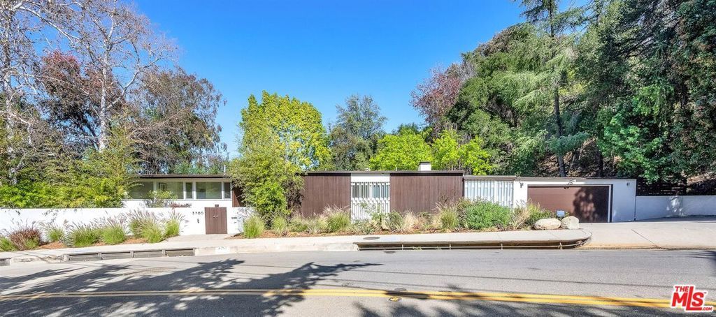 Photo of 3700 Hayvenhurst Avenue, Encino, CA 91436 (MLS # 26646853)