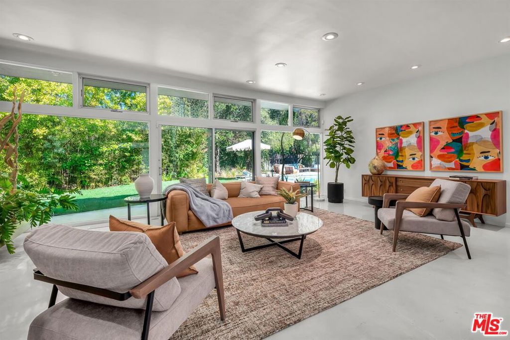 3700 Hayvenhurst Avenue